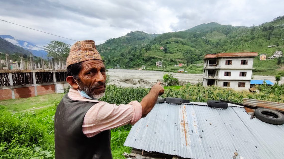 मेलम्चीवासीको याचना : सरकार ! बाढीले घर लग्यो, बोल्न जान्दैनौँ हेर्दिनू है (भिडियोसहित)